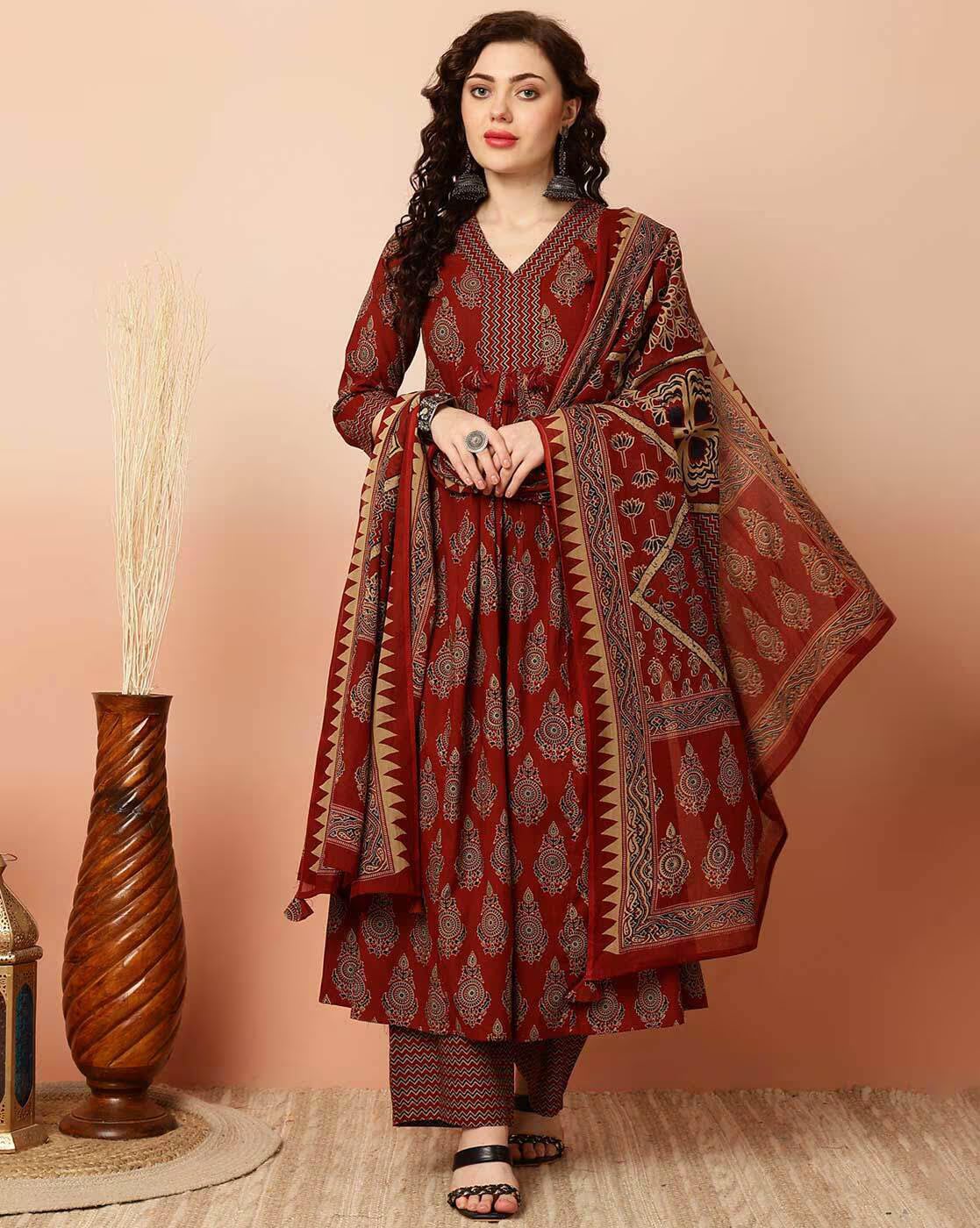 KLOSIA Women Printed Kurta and Pant Set with Dupatta