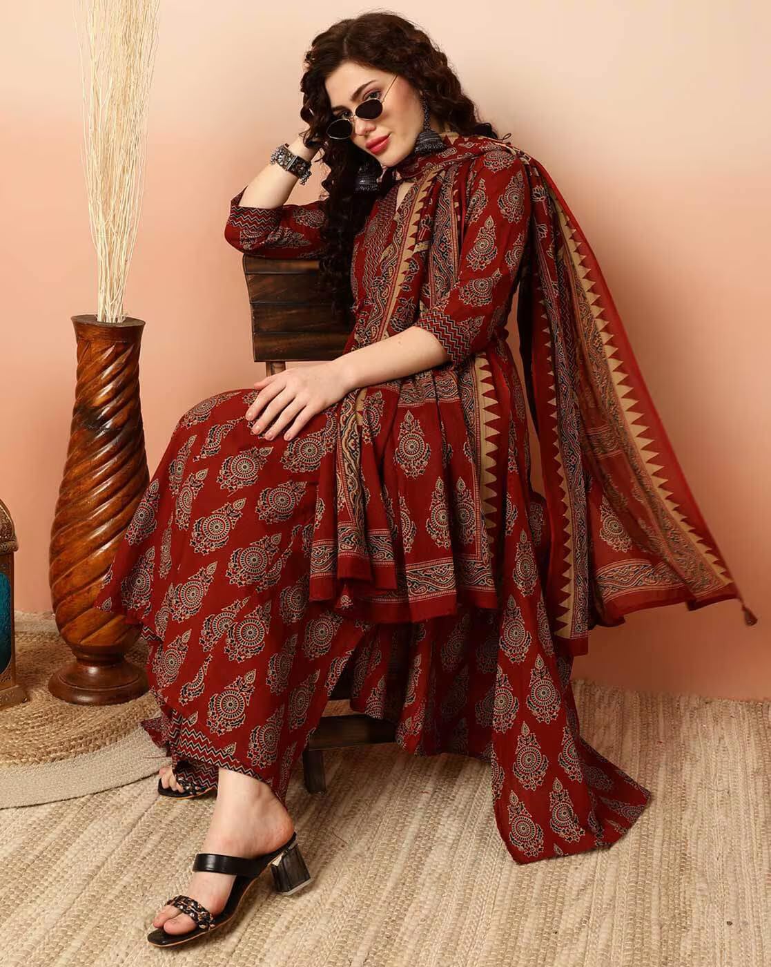 KLOSIA Women Printed Kurta and Pant Set with Dupatta